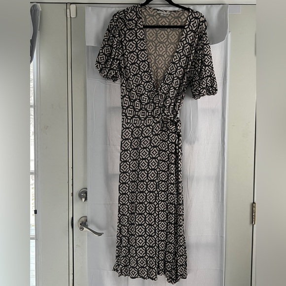 I C E Women’s Black Cream Knot Side Wrap Dress Size 10 EUC - Picture 3 of 9